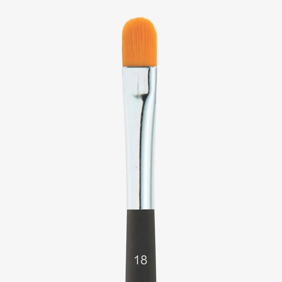 ANASTASIA BEVERLY HILLS | Brush 18 - Precise Conceal Brush - Picture 2 of 5
